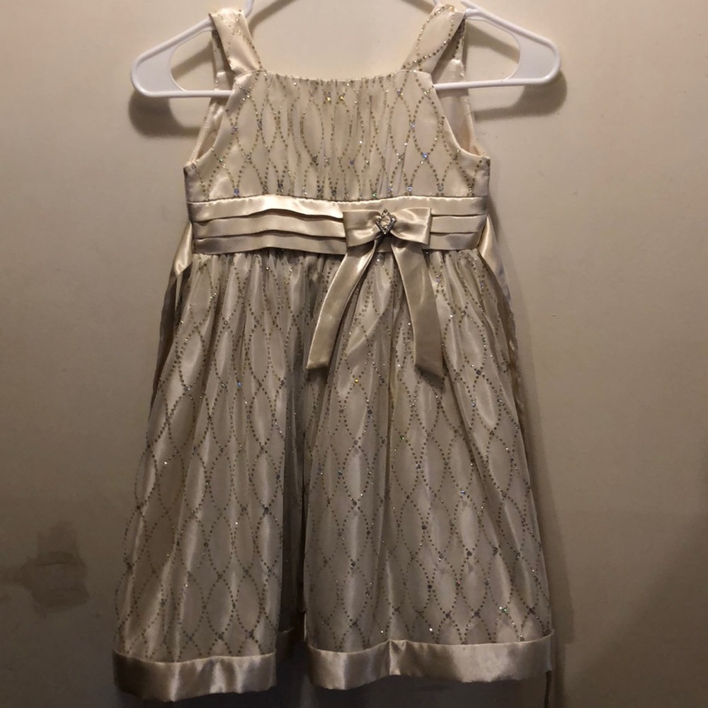 Beautiful size 6 flower girl dress.